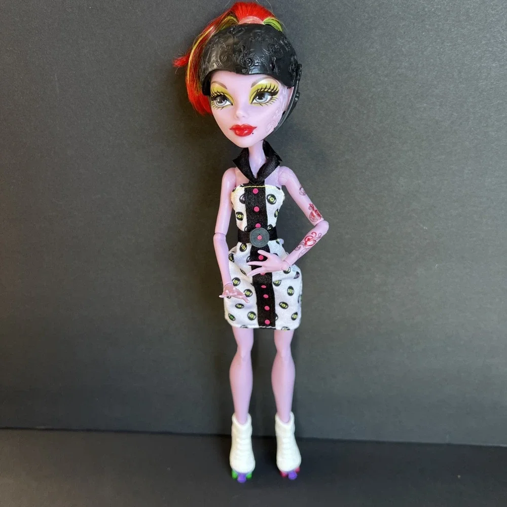 Monster High Doll Skultimate Roller Maze Operetta 2011 W/ Helmet & Skates AS IS